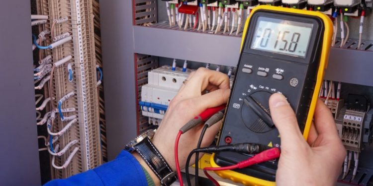 Quản lý hệ thống điện gia đình an toàn khi sử dụng nhiều thiết bị chiếu sáng